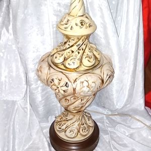 Vintage capodimonte table lamp. Italian baidoir porcelain white and gold.